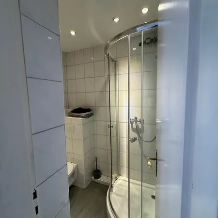 Zentrale 1-zimmer Wohnug In شقة