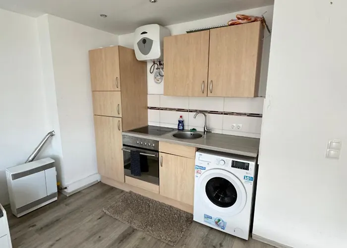Zentrale 1-zimmer Wohnug In شقة