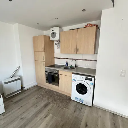 Zentrale 1-zimmer Wohnug In Lägenhet